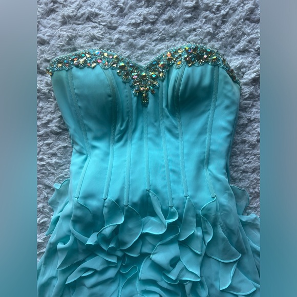 Prom dress. Size 6. Worn once. - Picture 5 of 6